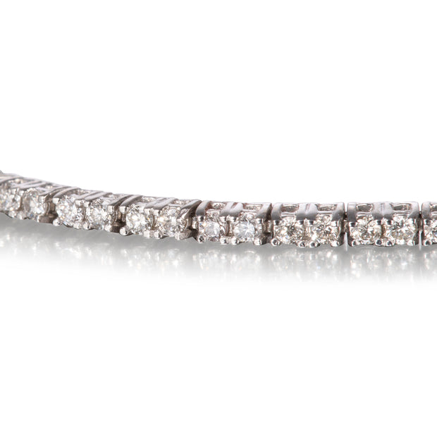18ct White Gold Diamond Tennis Bracelet set with 94 x Round Brilliant Cut Diamonds close up