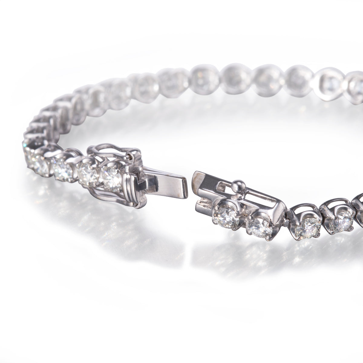 Handmade 18ct White Gold Diamond Tennis Bracelet clasp view