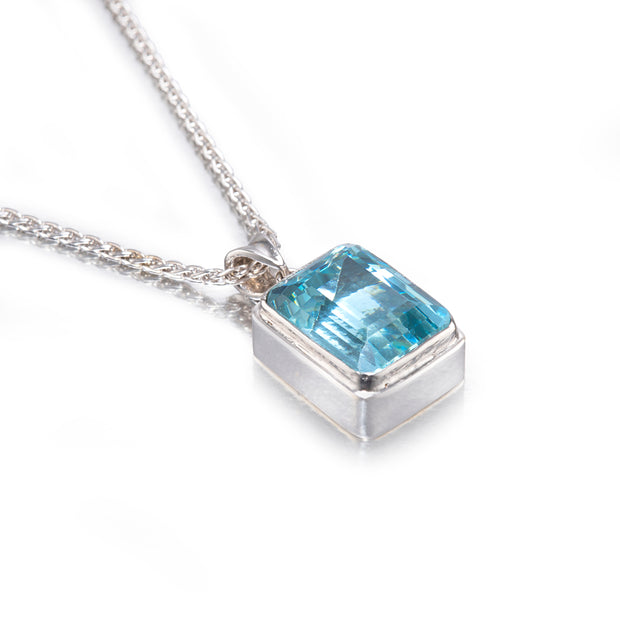 18ct White Gold Aquamarine Pendant with a 18ct White Gold Wheat Chain.